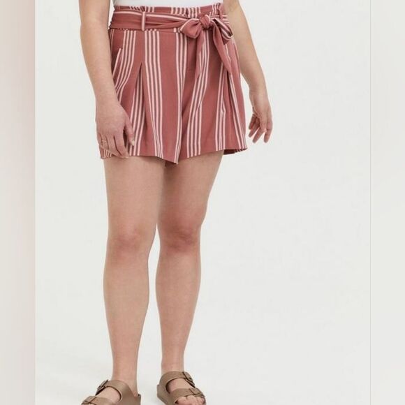 TORRID 5 Inch Stretch Crepe Mid-Rise Tie-Front Short - Picture 1 of 14